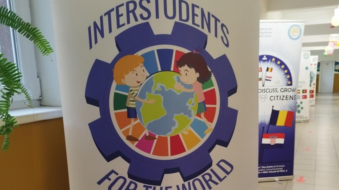 INTERSTUDENTS FOR THE WORLD